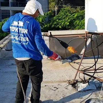 ביצוע תיקונים לאיטום גגות שזקוקים לתיקונים מקומיים